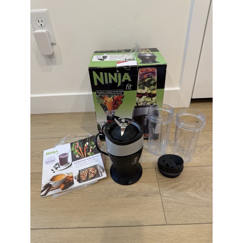 Ninja Fit QB3001SS Single Serve Blender 700W w/ Two 16 oz Cups, Lids & Blade